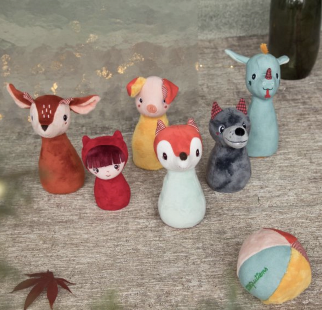 Qui peut faire tomber cette joyeuse bande d'amis de la forêt en un seul lancer ? Ce jeu de quilles colore est compose de 6 quilles souples et d’une balle sonore en tissu. Pour jouer A l’intérieur tout en douceur et devenir une future star du bowling.