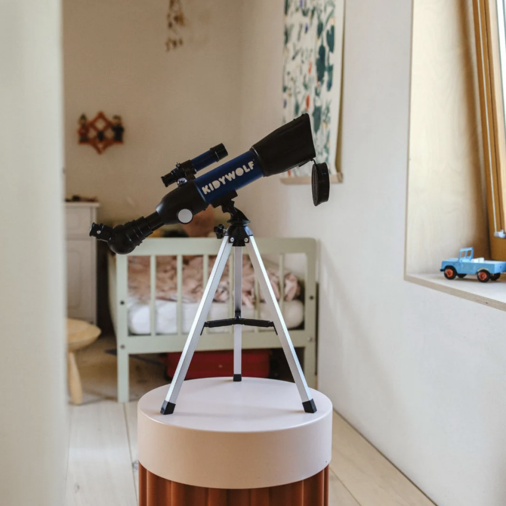 Le télescope de chez kidywolf, pratique, léger à emmener partout et avec un trépied de 40 centimètres. 