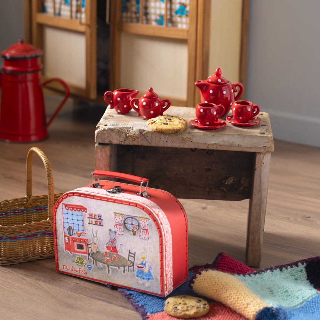 Très belle valise illustrée aux couleurs de La Grande Famille. Ensemble dînette rouge à pois blancs composé de 6 pièces en céramique, pour des moments pleins de convivialité.