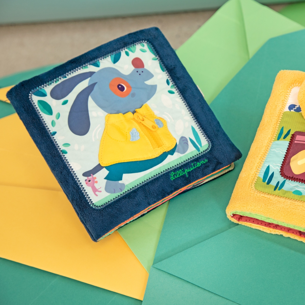 Livre tissu j'apprends a m'habiller Jules Lilliputiens