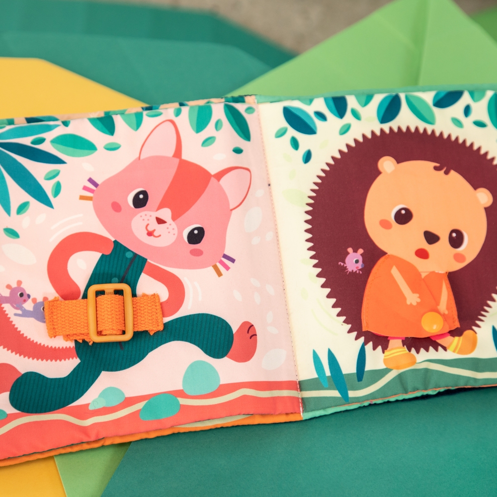 Livre tissu j'apprends a m'habiller Jules Lilliputiens