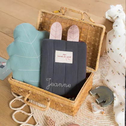 Protège carnet de santé à broder gris Après la pluie Moulin Roty