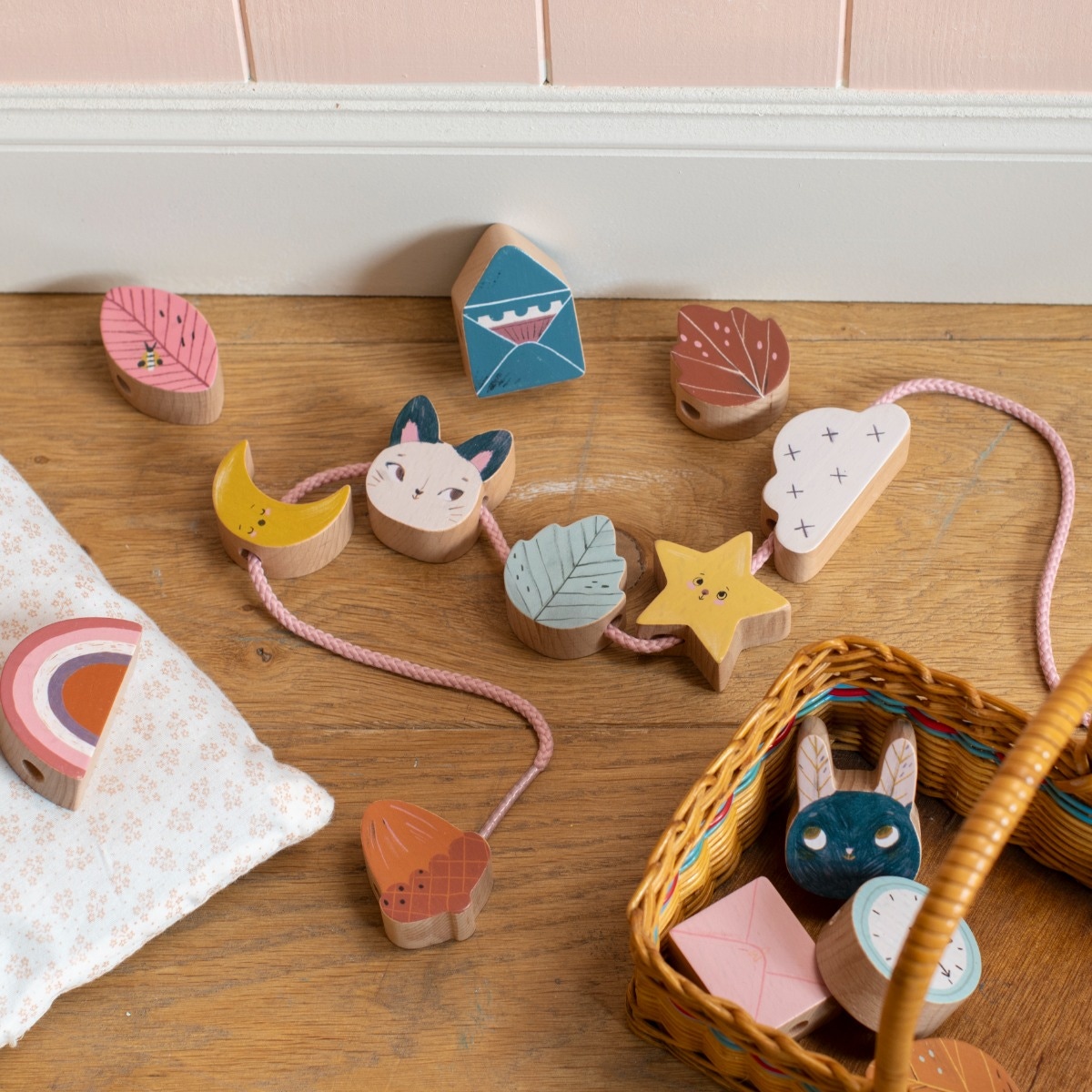 Jeu de perles en bois à enfiler Après la pluie Moulin Roty