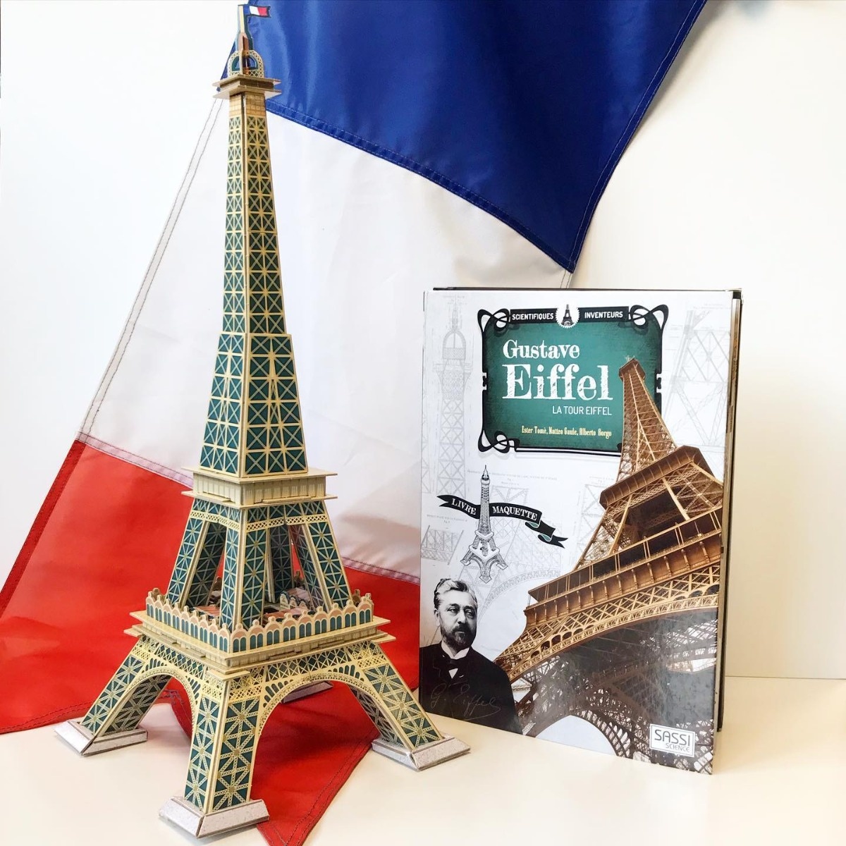 Livre et maquette La tour Eiffel Sassi