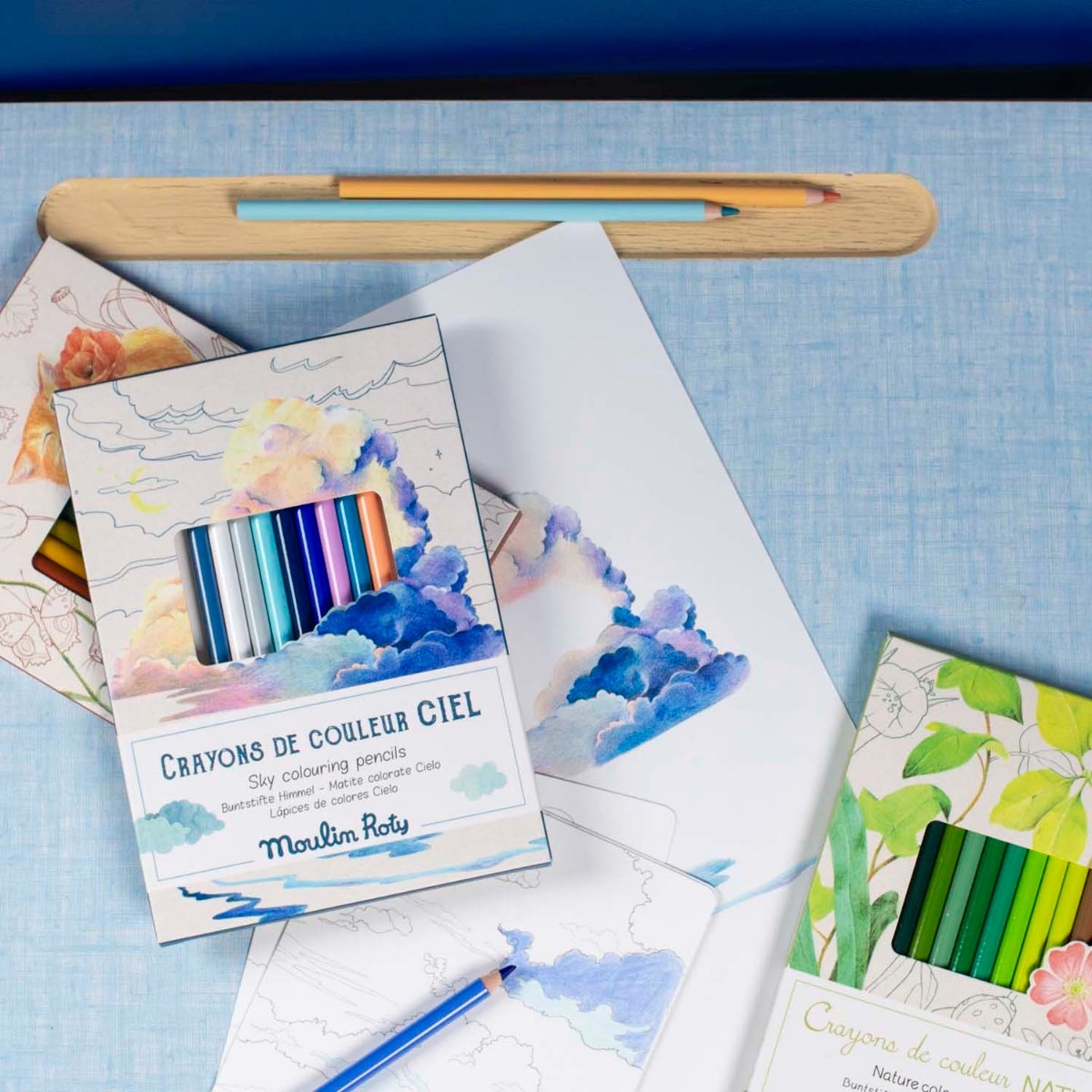 12 crayons de couleur et 3 coloriages L'explorateur Moulin Roty